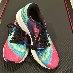 NEW women’s Brooks Rockin Roll Marathon Series Tie-Dye Athletic Shoes Size 8